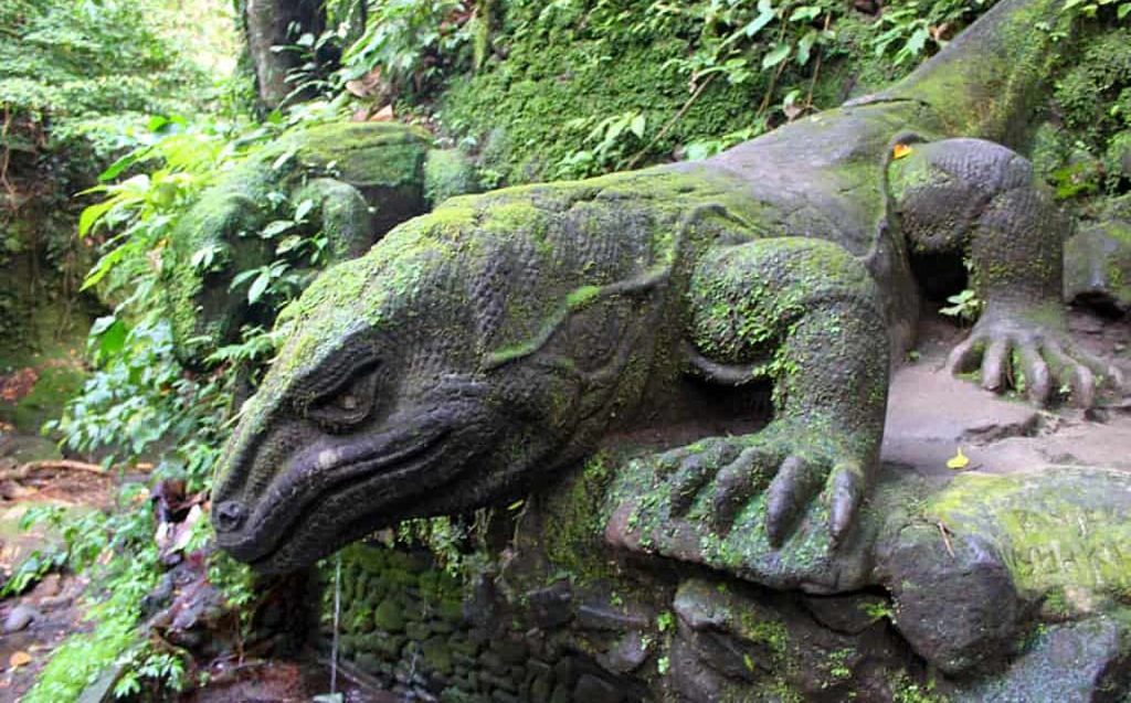 Статуя варана в лесю обезьян на Бали