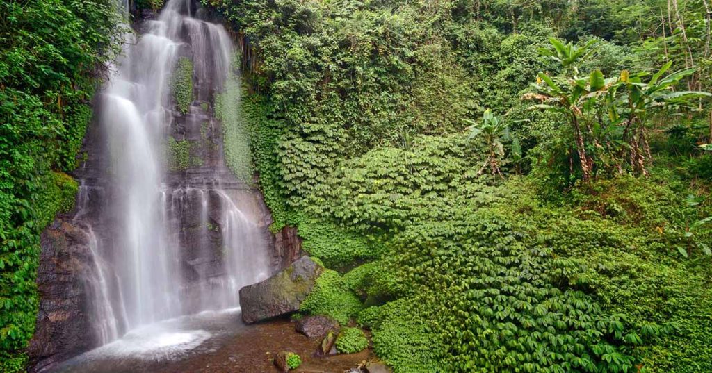 Красивый водопад на острове Бали