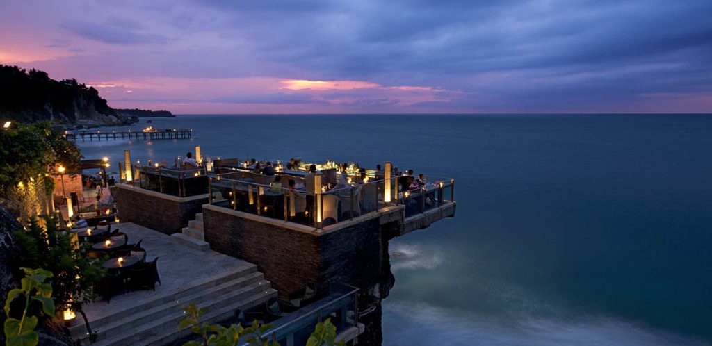 Встреча заката (сансет) на пляже Улувату - Бали