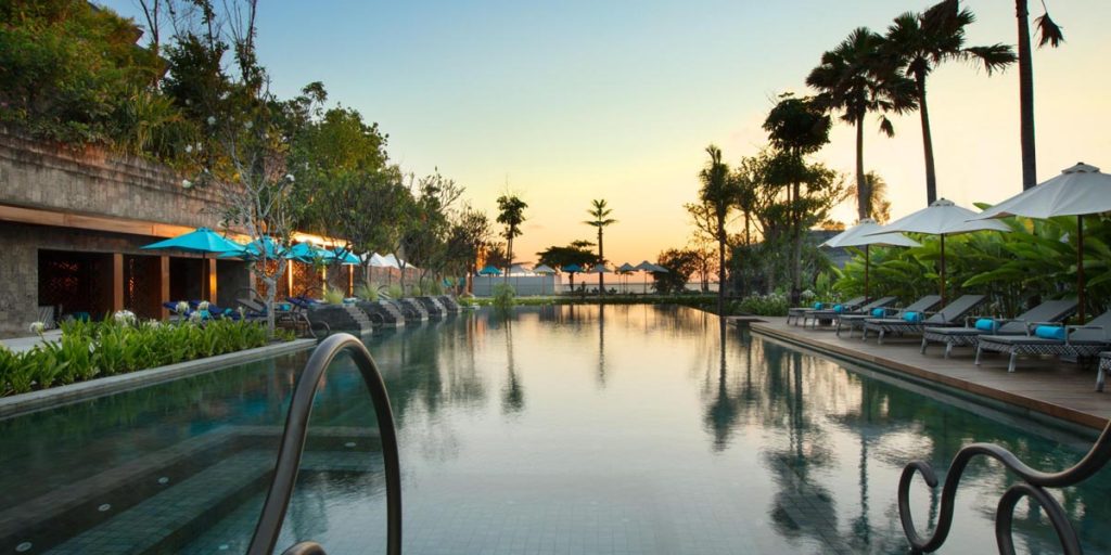 Бассейн с видом на море на Бали